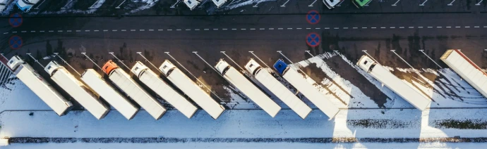 Parc de Camions Ironlog Parc de camions Ironlog montrant différents types de véhicules utilisés pour le transport national et international de marchandises, incluant remorques bâchées, frigorifiques, méga tôlées, porte-voitures et camions-plateaux, offrant fiabilité et efficacité logistique.
